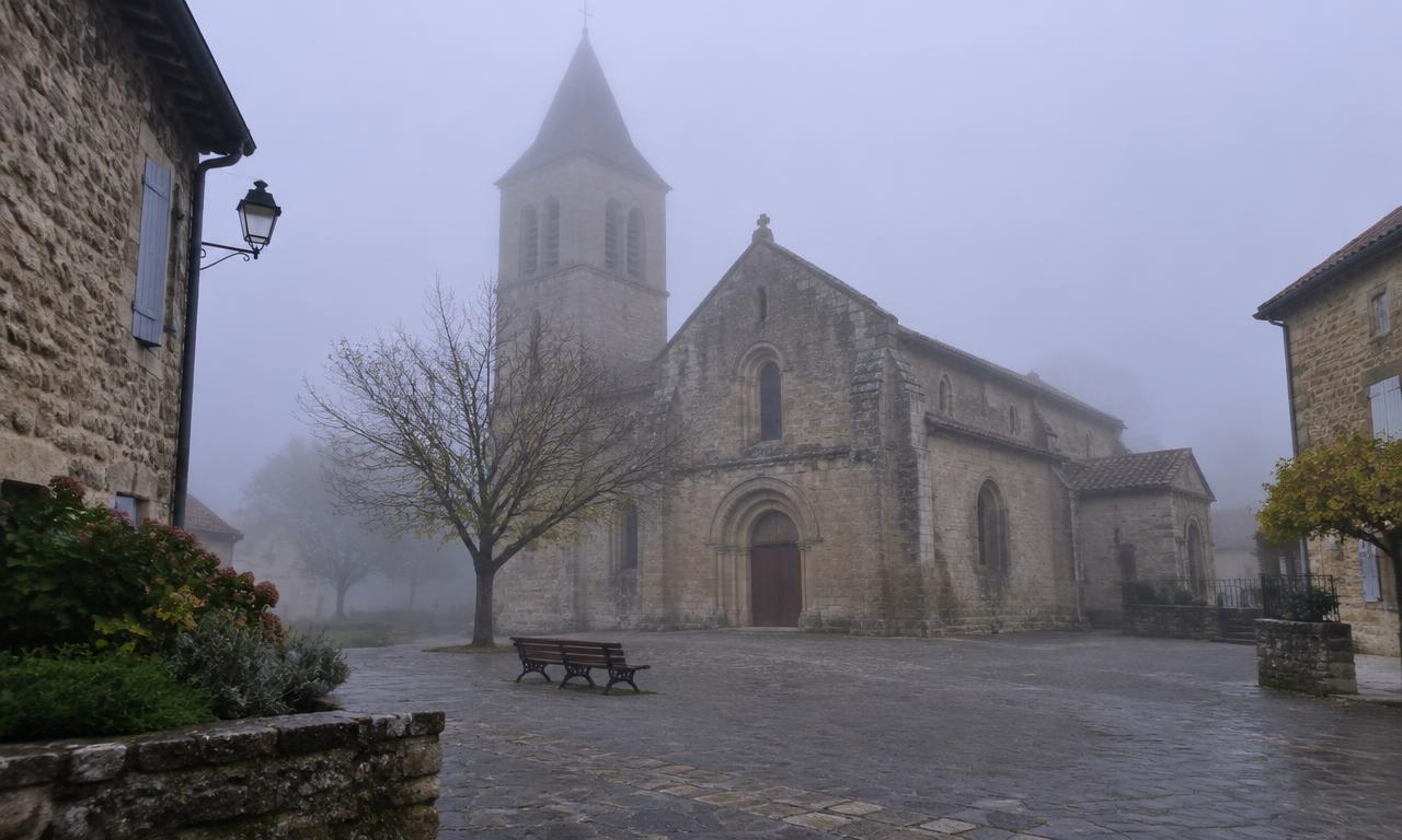 Le clocher du village dans la brume du matin, quand les vieilles histoires reprennent du service.